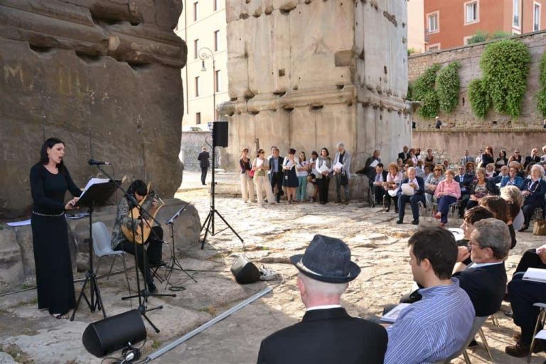 con il soprano M. Colonna, Arco di Giano, Roma